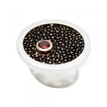 xx_anel-galuchat-couro-de-arraia-em-prata-950-detalhe-fa72ef38cdecca63c44731a3fc295baa.webp xx_anel-galuchat-couro-de-arraia-em-prata-950-detalhe-fa72ef38cdecca63c44731a3fc295baa.webp
